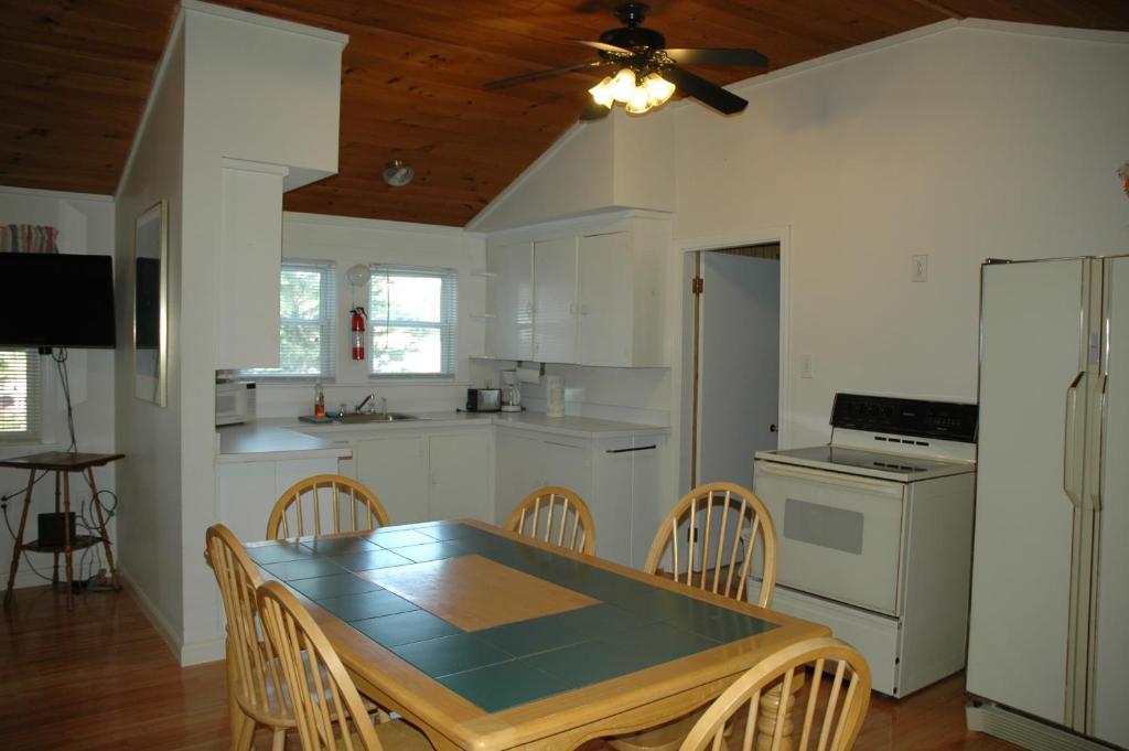 Channel Waterfront Cottages Weirs Beach Værelse billede